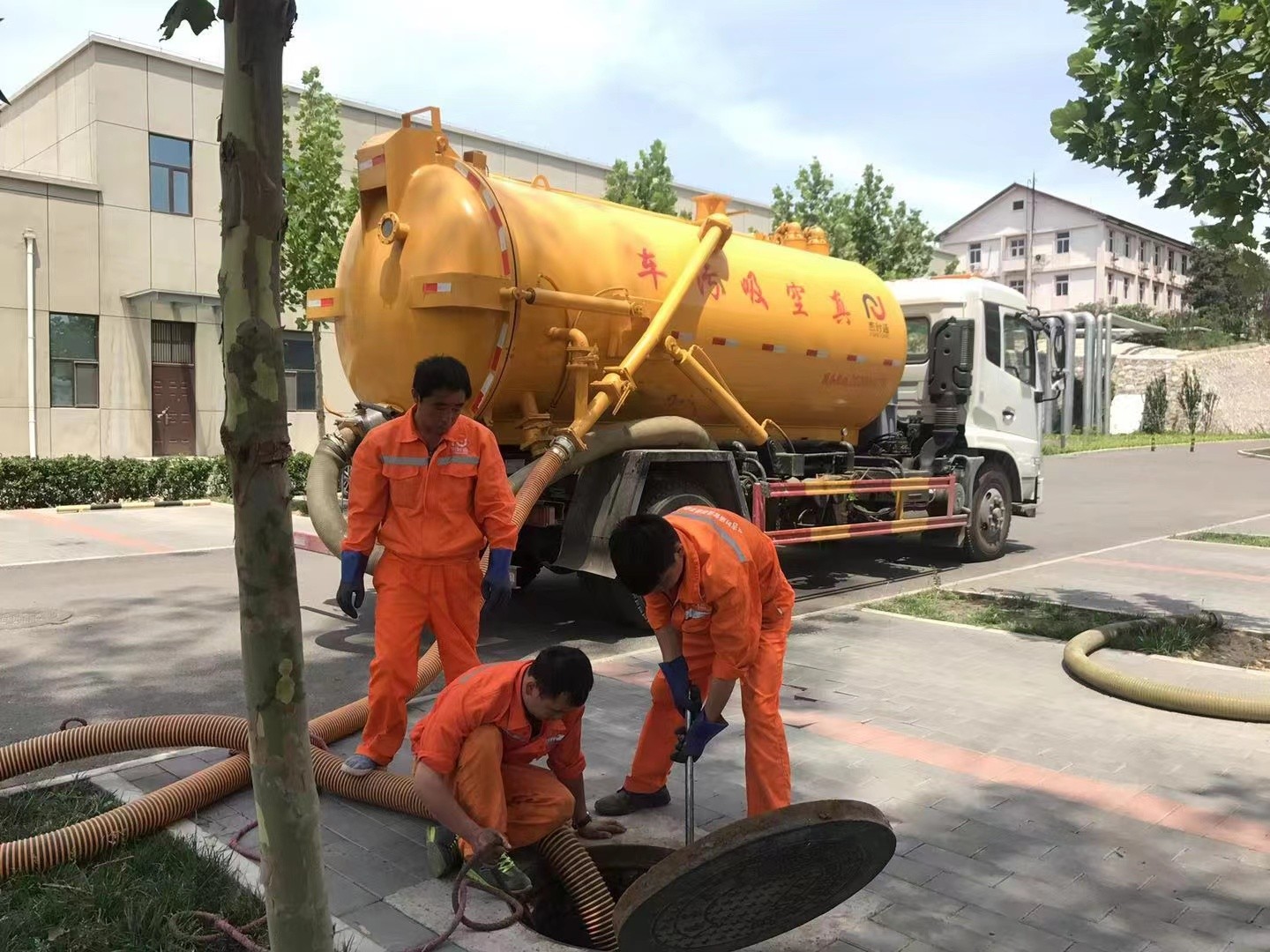 海城管道疏通车停在窨井附近