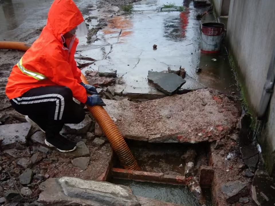 海城专业清理污水池 炜誉市政以规范流程守护城市 “肠道”