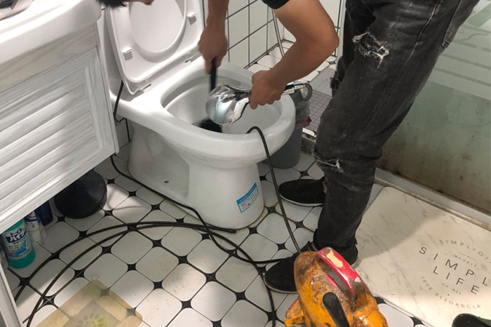 海城马桶堵塞自己疏通还是找师傅?专业上门服务让你省时更省心