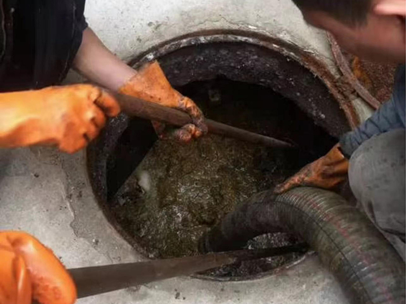 海城清理化粪池时如何避免沼气的危害?